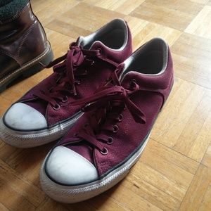 Men's Converse shoe size 9 in burgundy